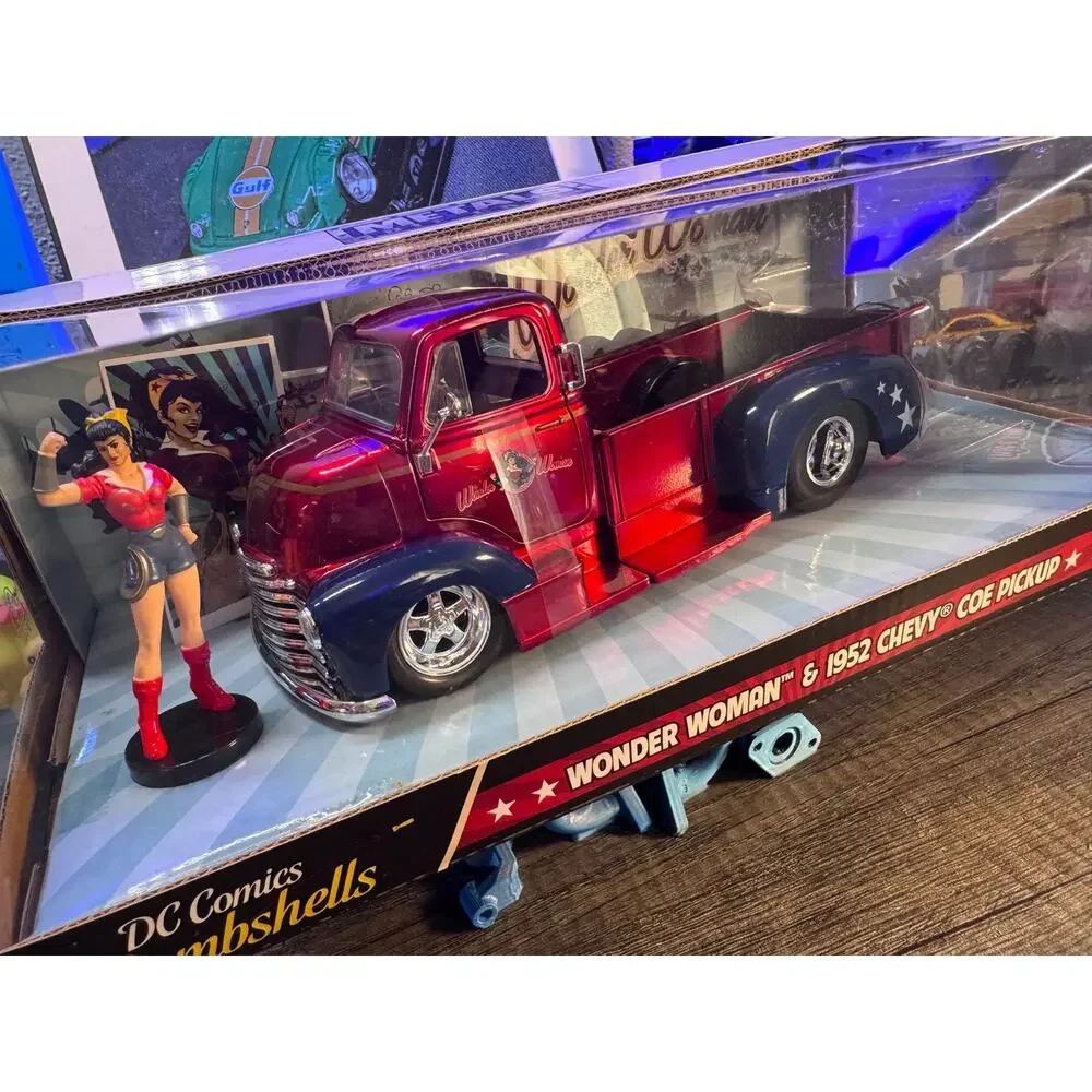 Metals Diecast 1/24 DC Bombshells Wonder Woman 1952 Chevy COE Pickup